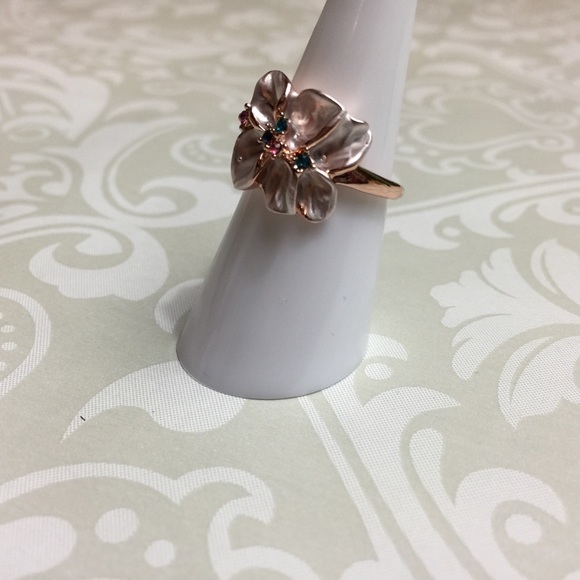 Flower petal rhinestone ring - Picture 3 of 7